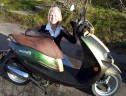 Bilde av scooter og eier